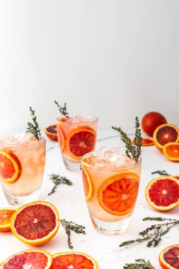 Kan portakalları, buz ve kekik ile meyve ferahlatıcı içecek, lezzetli tatlı meyve suyu.