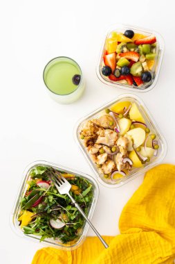 Ofis için ev yemeği, iş yerinde sağlıklı beslenme, tavuk göğsü, salata, meyve ve böğürtlen, üst görünüm.