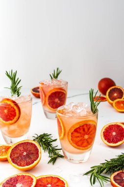 Kan portakallı, buzlu, biberiyeli, lezzetli tatlı sulu meyveli içecek.