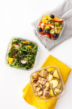 Ofis için ev yemeği, iş yerinde sağlıklı beslenme, tavuk göğsü, salata, meyve ve böğürtlen, üst görünüm.