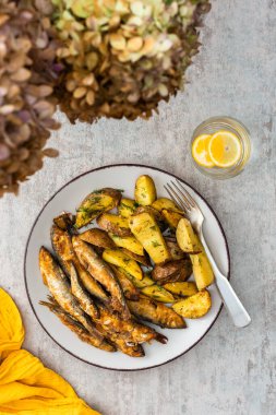 Kalpli akşam yemeği, fırında patates, dereotlu ve unlu kapelinli, en iyi manzara.