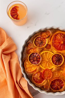 Yuvarlak seramik formda, karamelli turta ve turta.