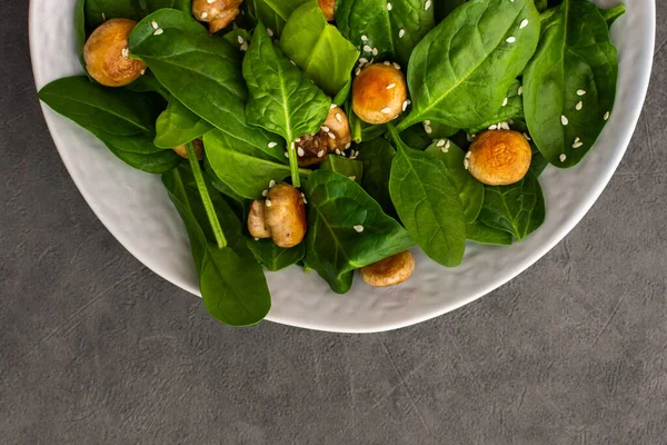 Köstlicher Leichter Salat Mit Spinat Und Gebratenen Champignon Pilzen Bestreut — Stockfoto