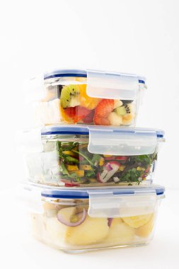 Ofis için ev yemeği, iş yerinde sağlıklı beslenme, tavuk göğsü, salata ve dilimlenmiş meyve ve böğürtlen ile yeni patates.