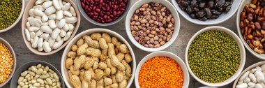Farklı tipte baklagiller, yeşil bezelye ve bezelye, nohut ve fıstık, renkli fasulye ve mercimek, üst manzara.
