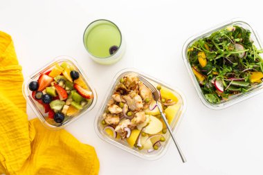 Ofis için ev yemeği, iş yerinde sağlıklı beslenme, tavuk göğsü, salata, meyve ve böğürtlen, üst görünüm.