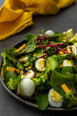 Pancar Chard 'ı bıldırcın yumurtası, avokado ve çedar peyniri ile bırakır. Balzamik sirkeli sağlıklı taze salata.