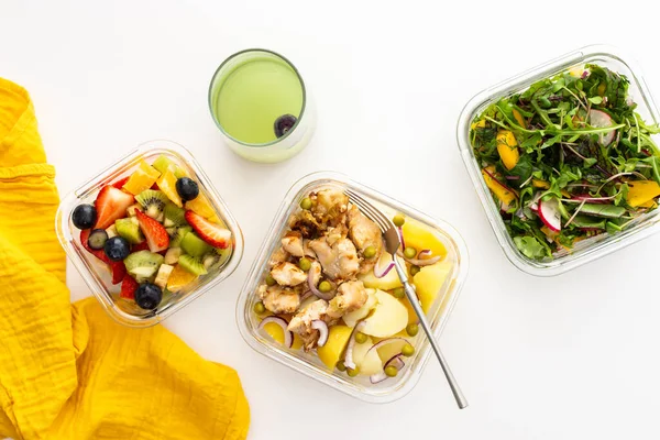 Ofis için ev yemeği, iş yerinde sağlıklı beslenme, tavuk göğsü, salata, meyve ve böğürtlen, üst görünüm.