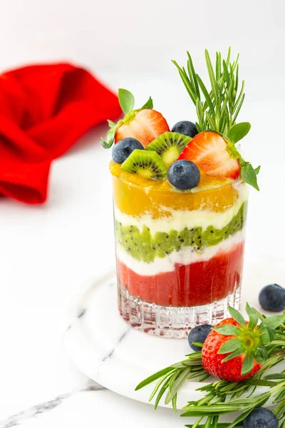 Smoothies Φράουλα Ακτινίδιο Και Μάνγκο Φυσικό Γιαούρτι Ποτήρια Διακοσμημένα Φρούτα — Φωτογραφία Αρχείου