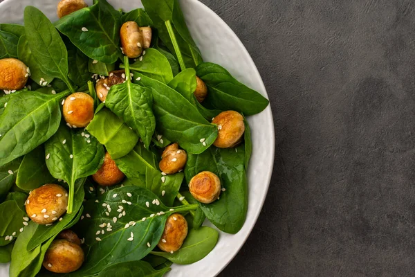 Deliciosa Salada Leve Com Espinafre Cogumelos Champignon Fritos Polvilhados Com — Fotografia de Stock