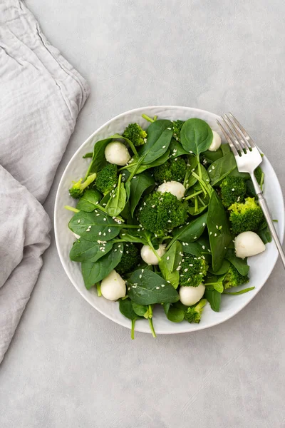 Deliziosa Insalata Leggera Con Spinaci Mozzarella Broccoli Cosparsi Semi Sesamo — Foto Stock