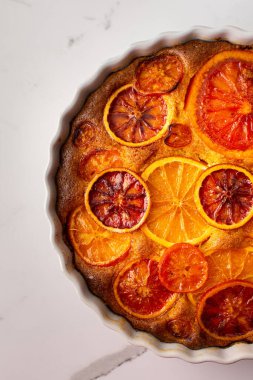 Yuvarlak seramik formda, karamelli turta ve turta.