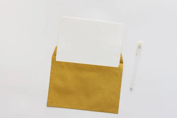 Envelope Artesanato Com Papel Caneta Branco Cartão Saudação Mockup Convite — Fotografia de Stock
