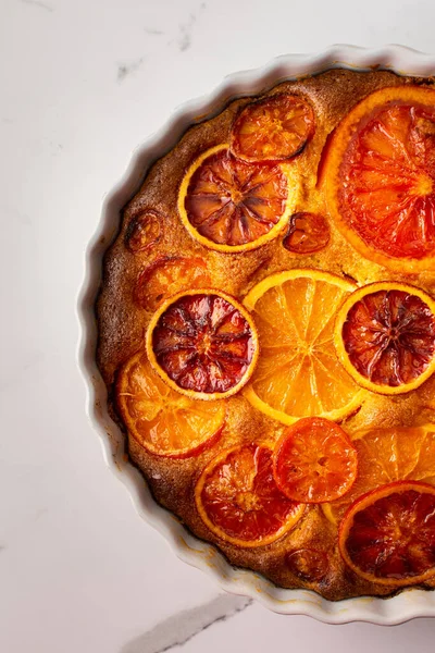 Yuvarlak seramik formda, karamelli turta ve turta.