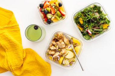 Ofis için ev yemeği, iş yerinde sağlıklı beslenme, tavuk göğsü, salata, meyve ve böğürtlen, üst görünüm.