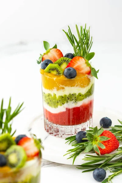 Smoothies Φράουλα Ακτινίδιο Και Μάνγκο Φυσικό Γιαούρτι Ποτήρια Διακοσμημένα Φρούτα — Φωτογραφία Αρχείου
