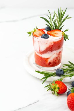 Doğal yoğurtlu çilekli smoothie.