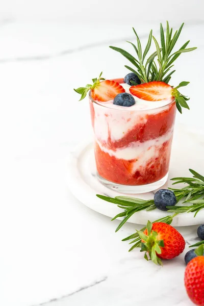 Smoothie φράουλα με φυσικό γιαούρτι — Φωτογραφία Αρχείου