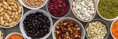 Farklı tipte baklagiller, yeşil bezelye ve bezelye, nohut ve fıstık, renkli fasulye ve mercimek, üst manzara.