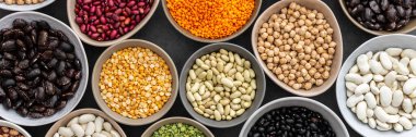 Farklı tipte baklagiller, yeşil bezelye ve bezelye, nohut ve fıstık, renkli fasulye ve mercimek, üst manzara.