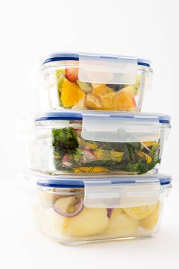 Ofis için ev yemeği, iş yerinde sağlıklı beslenme, tavuk göğsü, salata ve dilimlenmiş meyve ve böğürtlen ile yeni patates.