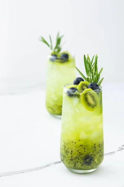 Bebida Refrescante Com Smoothie Kiwi Suco Frutas Doces Verão Com — Fotografia de Stock