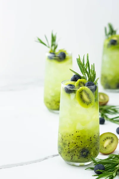 Uppfriskande Dryck Med Kiwi Smoothie Sommarsöt Fruktjuice Med Blåbär Och — Stockfoto