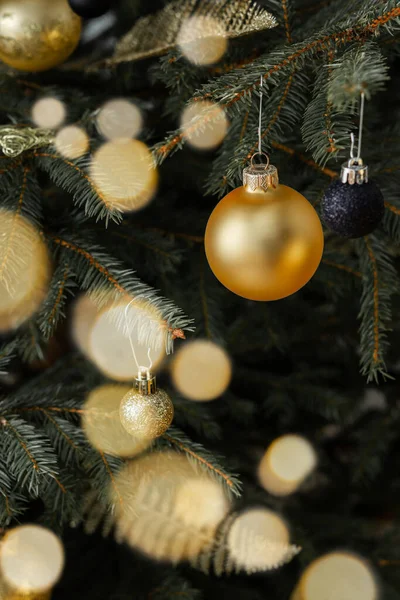 Piękny Złoty Christmas Ball Zbliżenie Gałęzi Choinki Rozmyte Światła — Zdjęcie stockowe
