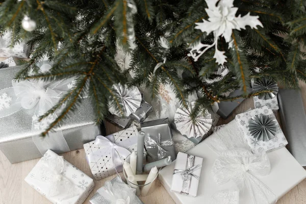 Διακοσμημένο Χριστουγεννιάτικο Δέντρο Μπάλες Και Λουλούδια Από Λευκό Διακοσμητικό Πουανσέτια — Φωτογραφία Αρχείου