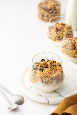 Ev yapımı granola ile badem ve yoğurt, lezzetli sağlıklı kahvaltı.