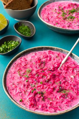 Soğuk çorba svekolnik, borscht veya Chlodnik, haşlanmış pancar, patates ve taze sebzelerden yapılan çorba