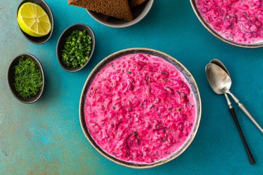 Soğuk çorba svekolnik, borscht veya Chlodnik, haşlanmış pancar, patates ve taze sebzelerden yapılan çorba