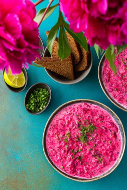 Soğuk çorba svekolnik, borscht veya Chlodnik, haşlanmış pancar, patates ve taze sebzelerden yapılan çorba