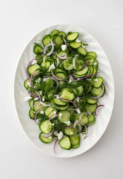 Leichter Sommersalat Mit Gurken Zwiebeln Und Feta Einem Ovalen Weißen — Stockfoto