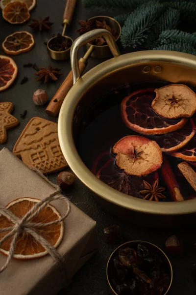 Vánoční Horký Alkoholický Nápoj Svařené Víno Pánvi Citrusy Aromatickým Kořením — Stock fotografie