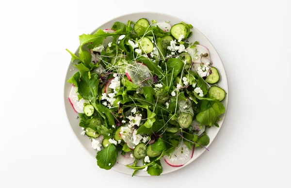 Deliciosa Salada Leve Com Pepinos Arugula Feta Microgreens Rabanetes Endro — Fotografia de Stock