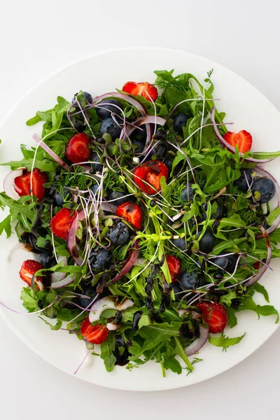 清淡的沙拉 配上杜鹃和浆果 草莓和蓝莓 白色背景的美味健康的夏季沙拉 — 图库照片