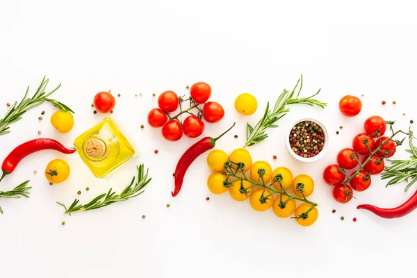 黄色和红色西红柿 迷迭香和香料白色背景 食物背景 顶部视图 复制空间 — 图库照片