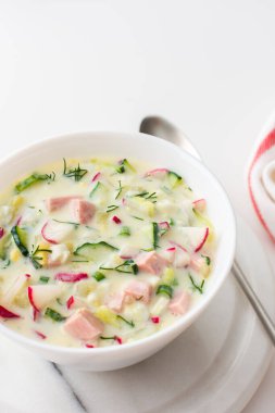 Soğuk çorba Okroshka, taze sebzeli çorba ve kefir, lezzetli yaz mevsimi Ukrayna ya da Rus çorbası