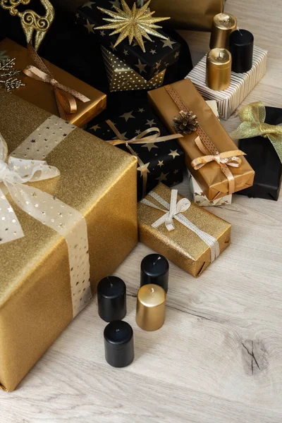 Interior Del Hogar Con Árbol Navidad Decorado Colores Regalos Negros — Foto de Stock