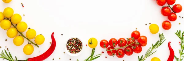 Gelbe Und Rote Tomaten Paprika Rosmarin Und Gewürze Auf Weißem — Stockfoto