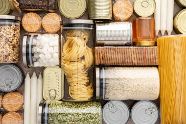 Salgın, kıtlık, karantina, izolasyon, gıda stoku, evde kalma, bağışlanan ürünler, market teslimatı,