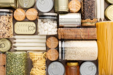 Salgın, kıtlık, karantina, izolasyon, gıda stoku, evde kalma, bağışlanan ürünler, market teslimatı,