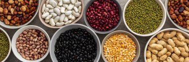 Farklı tipte baklagiller, yeşil bezelye ve bezelye, nohut ve fıstık, renkli fasulye ve mercimek, üst manzara.