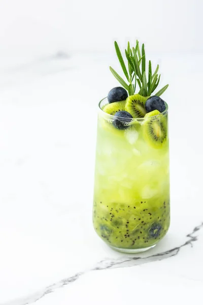 Bebida Refrescante Com Smoothie Kiwi Suco Frutas Doces Verão Com — Fotografia de Stock