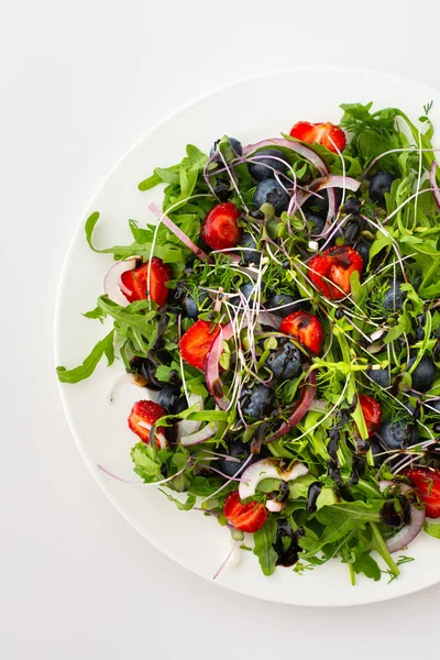 清淡的沙拉 配上杜鹃和浆果 草莓和蓝莓 白色背景的美味健康的夏季沙拉 — 图库照片