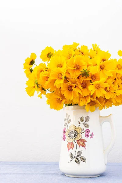 Krásné Letní Květiny Žlutý Heřmánek Váze Část Interiéru Cota Tinctoria — Stock fotografie