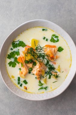 Norveç somon balığı çorbası. Sebzeli, otlu ve kremalı. Üst manzara.