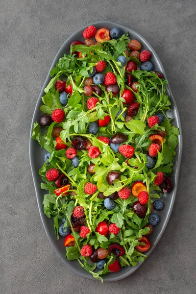 Delicious Light Salad Arugula Fresh Sweet Berries Black Red Cherries — Foto Stock