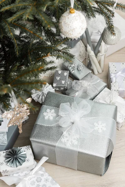 Cajas Regalo Blancas Plateadas Con Lazos Bajo Árbol Navidad Feliz — Foto de Stock